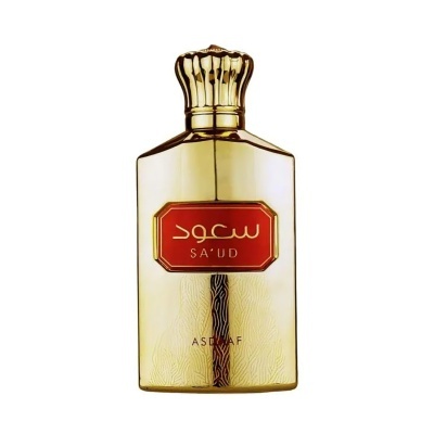 Frasco de perfume dourado com rótulo vermelho com texto SA'UD