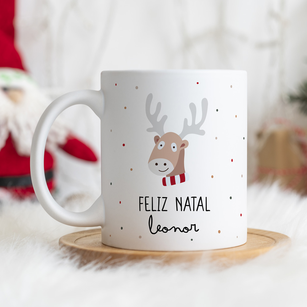 Caneca branca decorada com rena e texto de Natal