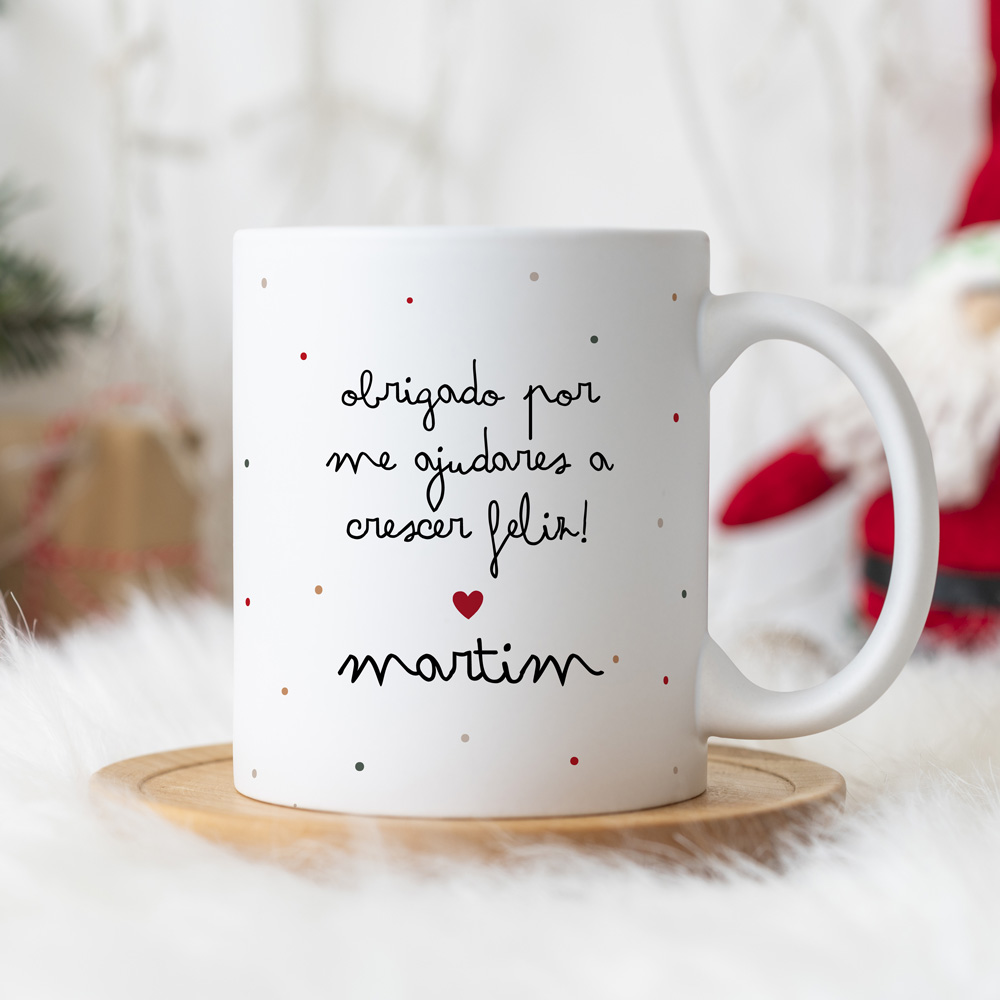 Caneca branca com texto manuscrito e padrão de pontos coloridos.