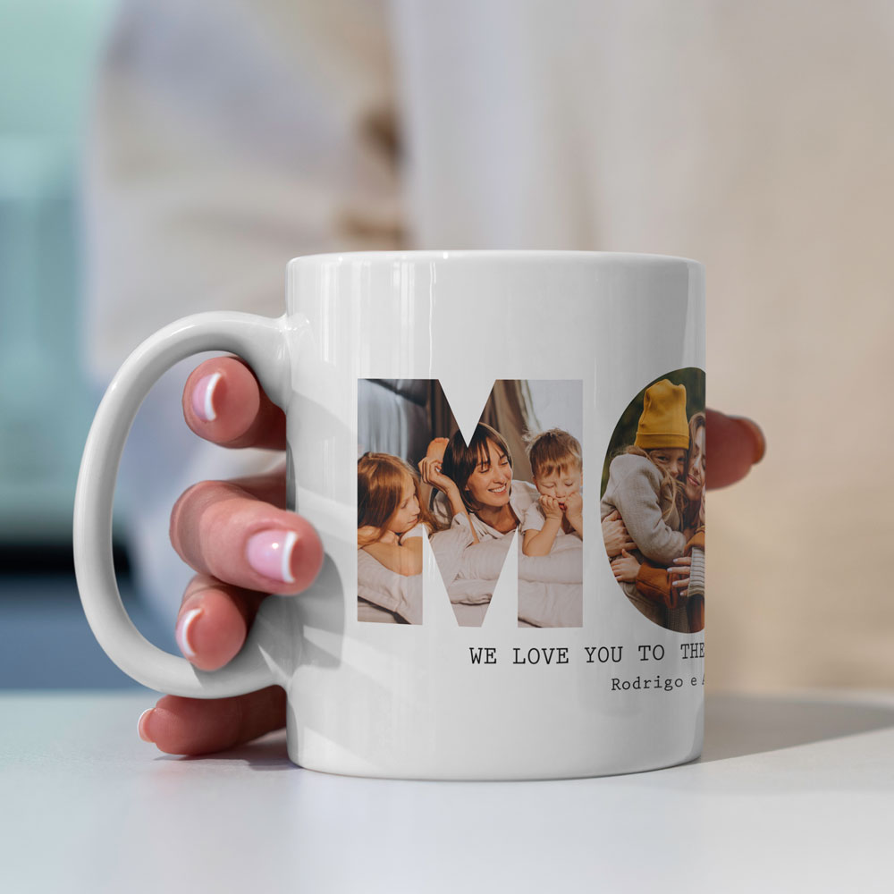 Caneca branca com fotos e texto impresso, segurada por mão feminina.