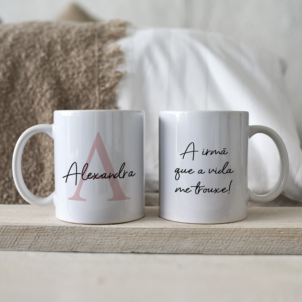 Duas canecas brancas com texto personalizado em preto e rosa sobre superfície de madeira clara