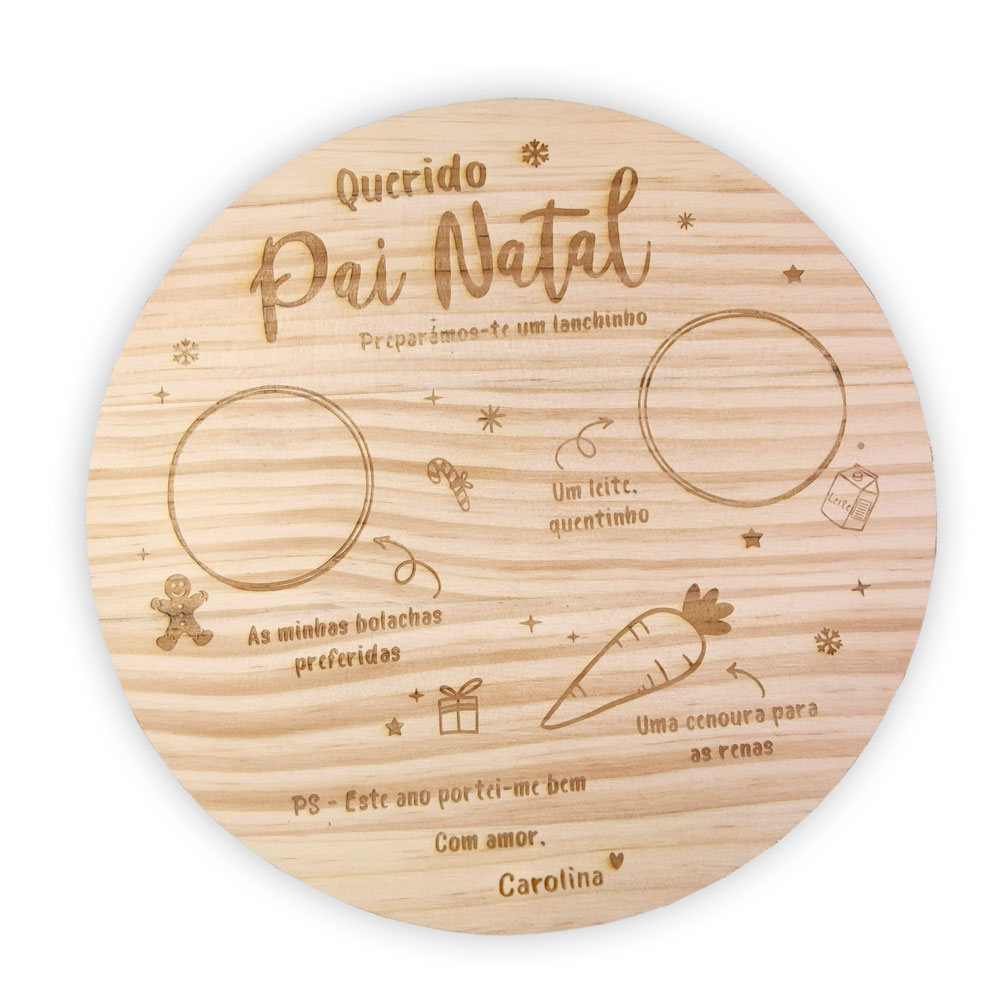 Prato redondo de madeira clara com texto e desenhos gravados a laser