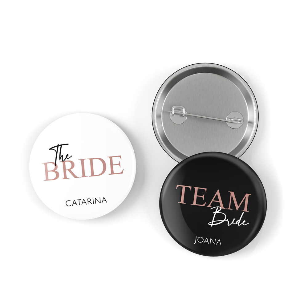 Botões redondos metálicos com textos para noiva e equipa da noiva