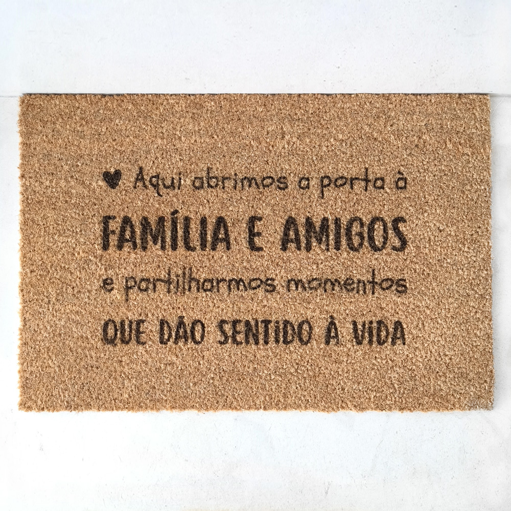 Tapete de entrada com texto em português sobre família e amigos em fibra castanha