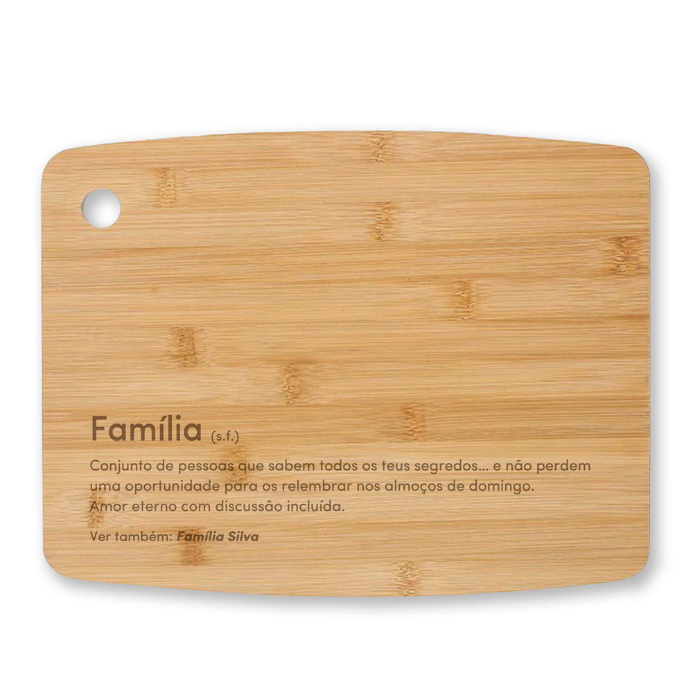 Tábua de cortar de madeira com texto gravado em português