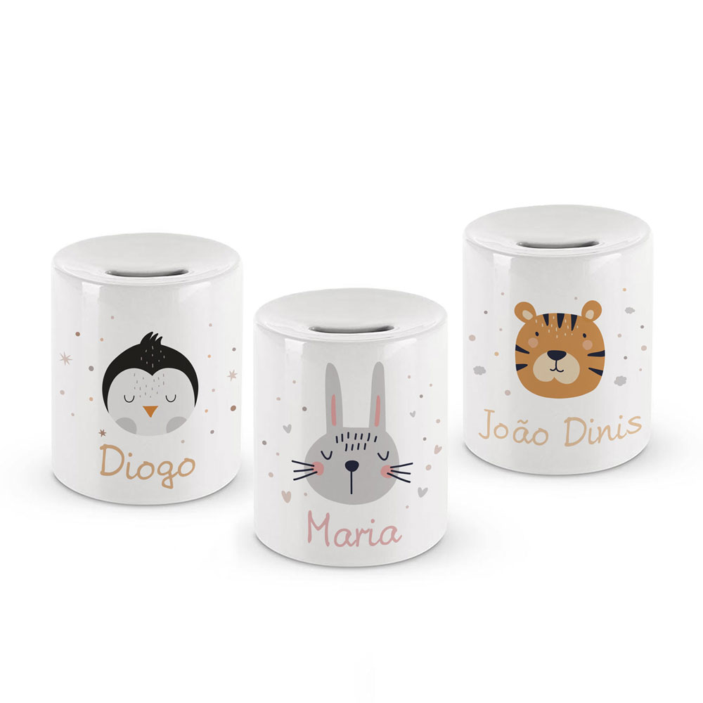 Três mealheiros brancos com desenhos de animais e nomes personalizados