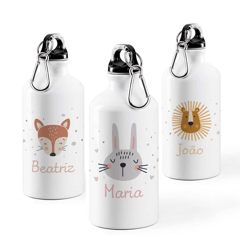 Três garrafas metálicas brancas com desenhos de animais e nomes