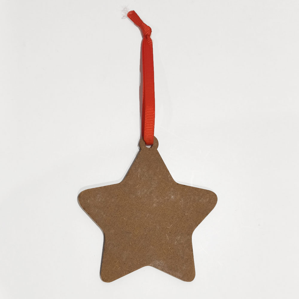Enfeite estrela de madeira com fita vermelha