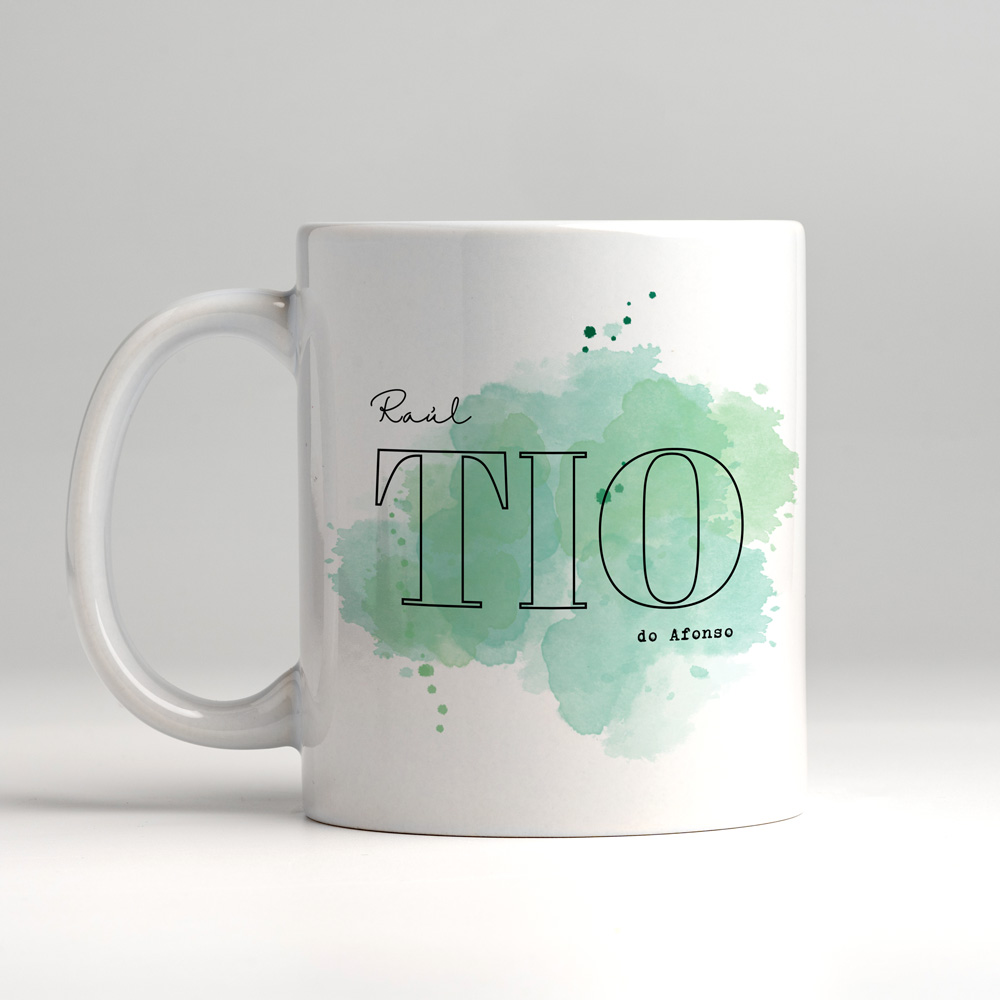 Caneca branca com manchas verdes e texto em preto