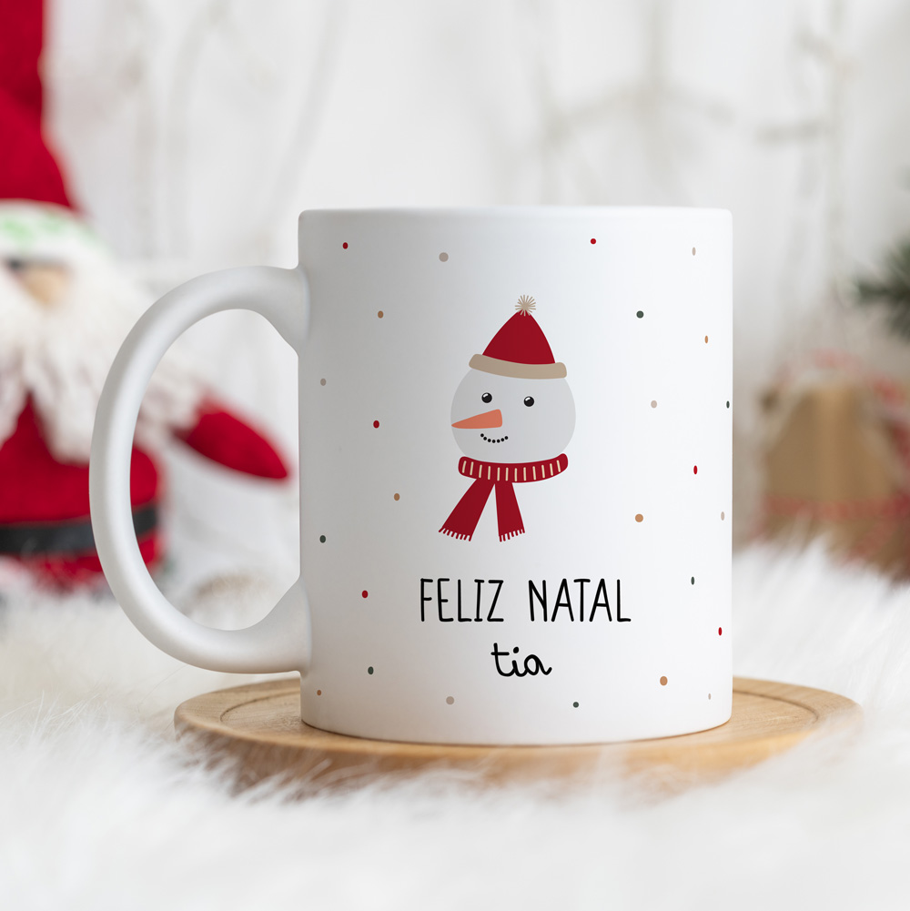 Caneca branca com boneco de neve e texto de Natal