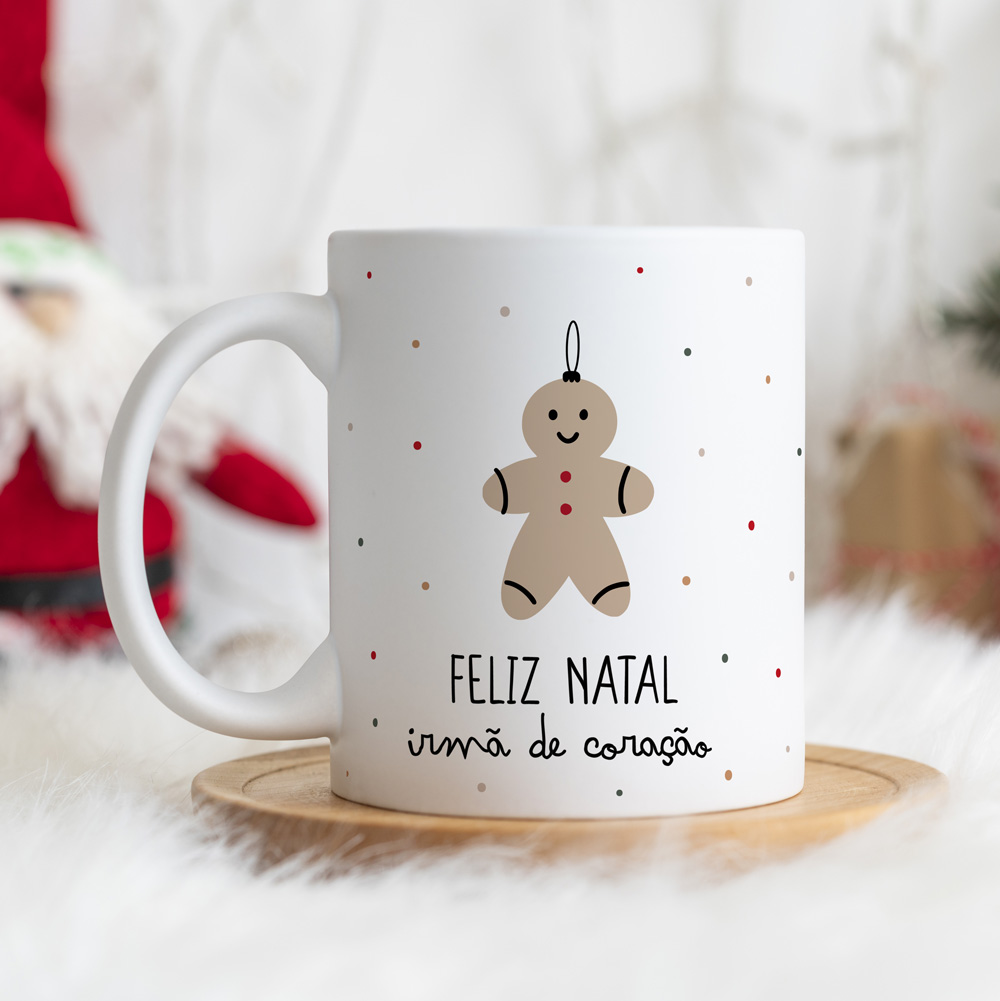 Caneca branca com boneco de gengibre e texto FELIZ NATAL irmã de coração