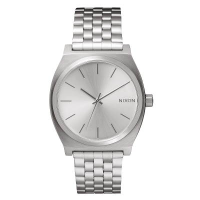 Relógio de pulso Nixon prata com mostrador simples e bracelete de metal.