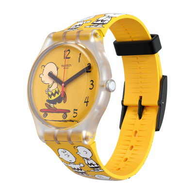 Relógio amarelo com personagens Charlie Brown e Snoopy no mostrador e bracelete