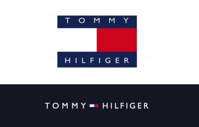 Logótipo da marca Tommy Hilfiger com retângulo azul, vermelho e branco e texto