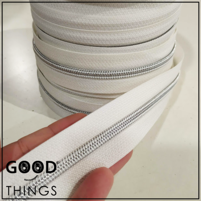 Fecho a metro metalizado | Malha 5 | Fundo Branco