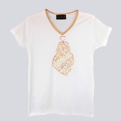 T-shirt branca com estampa decorativa castanha e gola em V com borda castanha