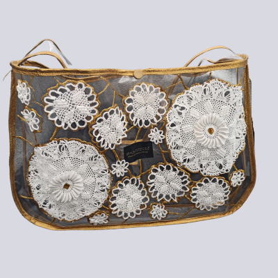 Saco transparente com bordado castanho e flores de renda branca
