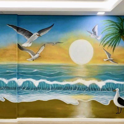 Mural na parede com cenário de praia ao pôr do sol, gaivotas, ondas e palmeira
