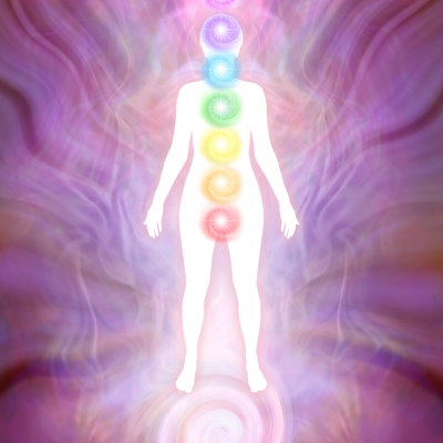 Silhueta humana branca com chakras coloridos contra fundo em tons rosa e roxo