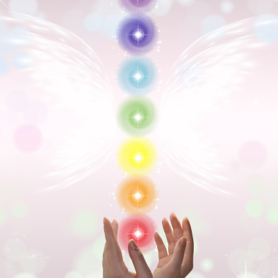 Duas mãos femininas abertas com esferas coloridas brilhantes e asas brancas ao fundo