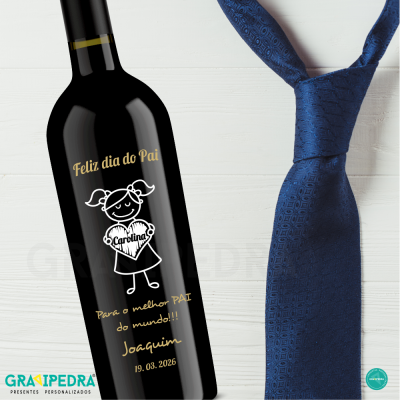 Garrafa de vinho personalizada para o Dia do Pai ao lado de uma gravata azul