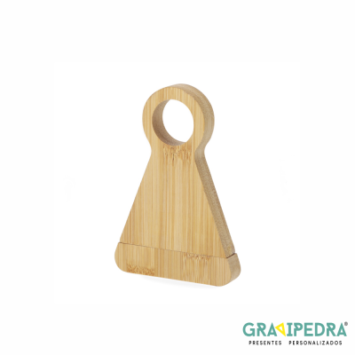Suporte de madeira triangular com orifício circular e logo GRAIPEDRA.