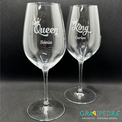 Dois copos de vinho personalizados com as palavras Queen e King e nomes Sónia e Carlos
