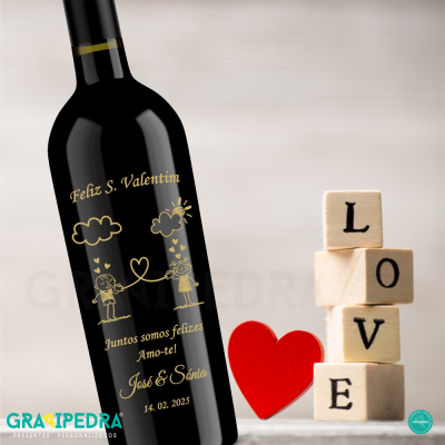 Garrafa de vinho preta personalizada e blocos de madeira com letras formando LOVE com coração vermelho ao lado
