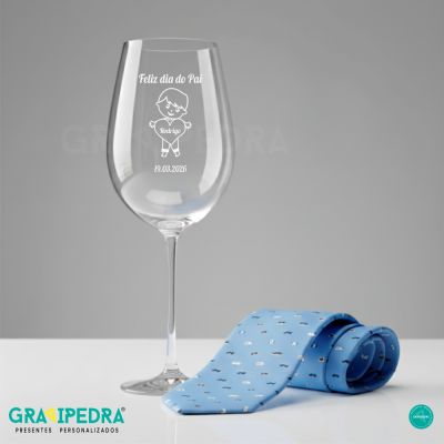 Copo de vinho gravado com texto e figura, com gravata azul clara com padrão