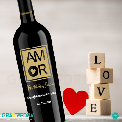 Garrafa de vinho preto com rótulo AMOR, texto personalizado, cubos de madeira LOVE e coração vermelho