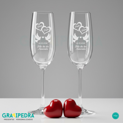 Dois copos de vidro com mensagem personalizada de dia dos namorados e dois corações vermelhos.