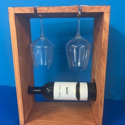 Suporte em madeira para uma garrafa e dois copos