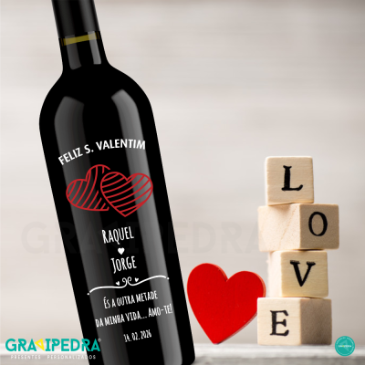 Garrafa de vinho preta personalizada de S. Valentim com cubos de madeira com a palavra LOVE