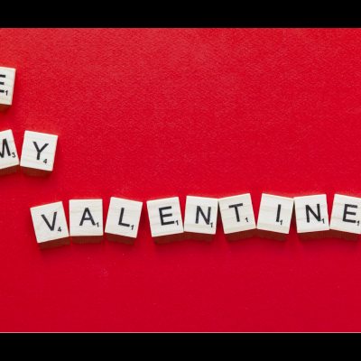 Peças de madeira estilo Scrabble com letras formando 