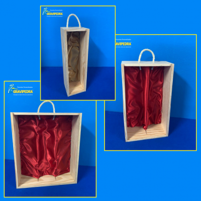 Caixas-presente de madeira com forro vermelho e bege e alça de corda branca sobre fundo azul