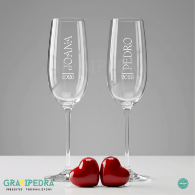 Dois copos de vidro personalizados para casais com nomes e ano, com corações vermelhos à frente