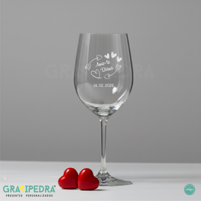 Copo de vinho transparente com gravação personalizada e dois corações vermelhos