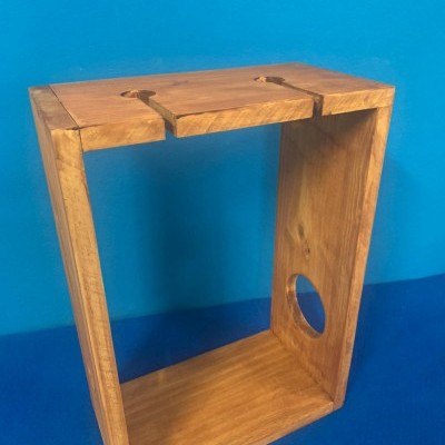 Suporte em madeira para uma garrafa e dois copos