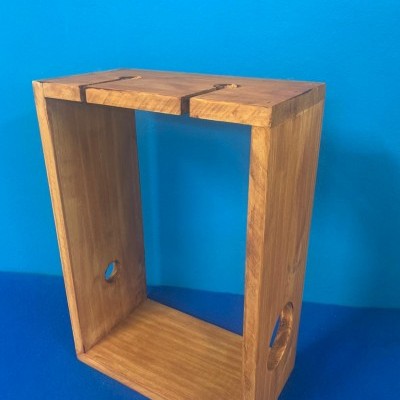 Suporte em madeira para uma garrafa e dois copos