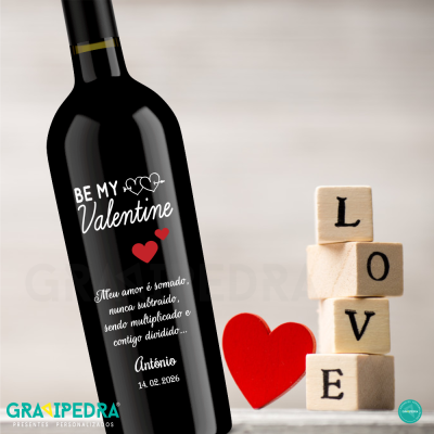 Garrafa de vinho personalizada para dia dos namorados com blocos de madeira a formar a palavra LOVE e um coração vermelho ao lado.