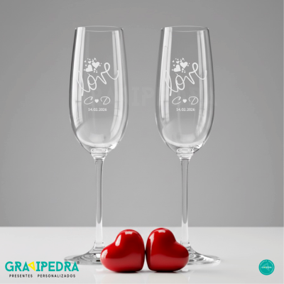 Duas taças de vidro com gravura love C D 14.02.2026 e dois corações decorativos vermelhos