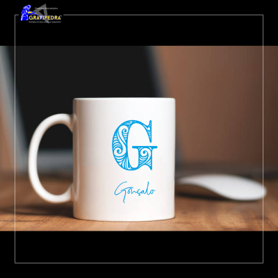 Caneca em cerâmica com gravação em baixo relevo - CLCG02