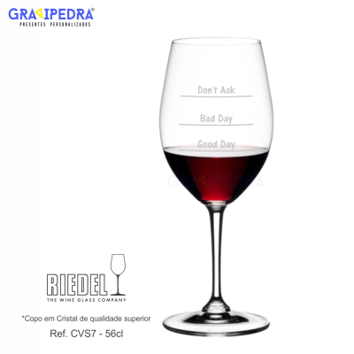 Copo de vinho transparente em cristal com texto gravado e marcações de níveis