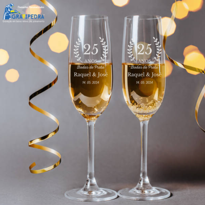 Dois copos de champanhe personalizados com gravação de 25 anos e nomes Raquel & José
