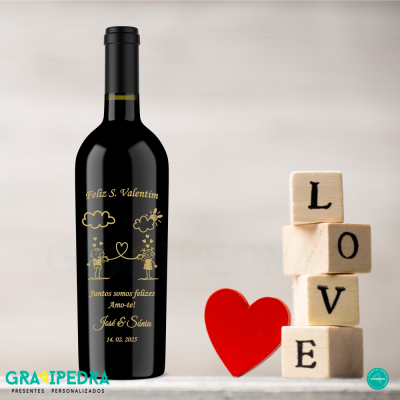Garrafa de vinho preta personalizada com texto dourado e blocos de madeira com a palavra LOVE e coração vermelho ao lado