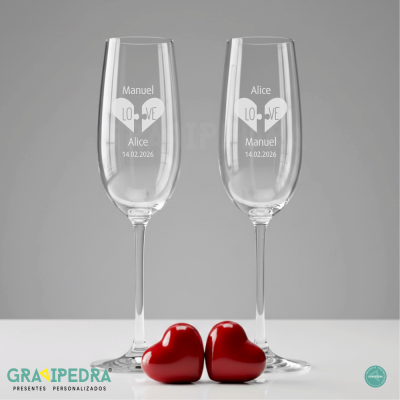 Dois copos de champanhe com gravação personalizada e corações vermelhos