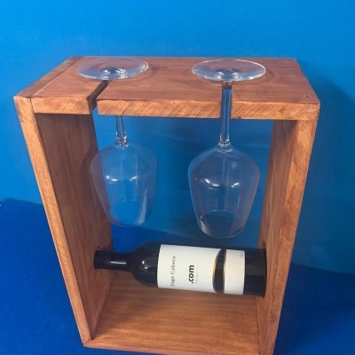 Suporte em madeira para uma garrafa e dois copos