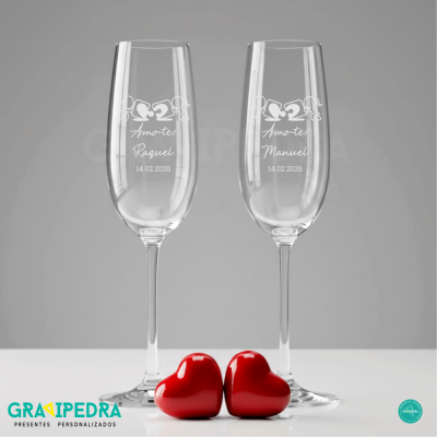 Dois copos de champanhe com gravações personalizadas e dois corações vermelhos