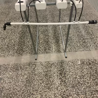 Tubo inyector con 4 microtubos - 2 mano