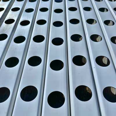 1 metro Perfil Perforado de 80 mm - Segunda mano